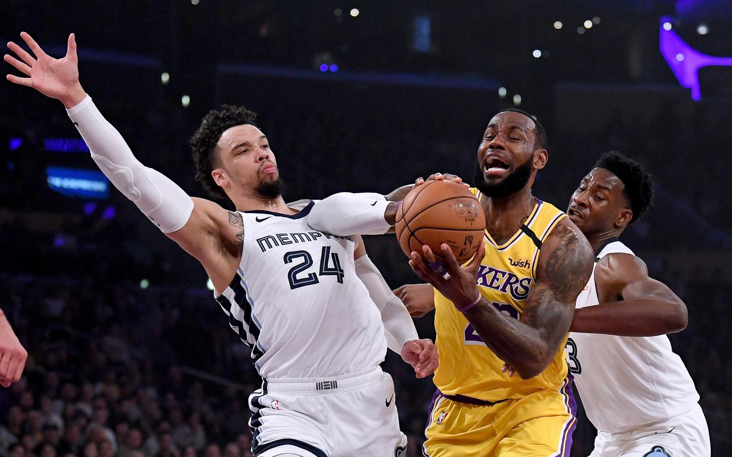 LeBron James Memphise mängijate piiramisrõngas.
