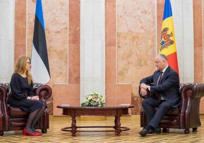 Посол Эстонии в Молодве Ингрид Крессель и президент Молодовы Игорь Додон.