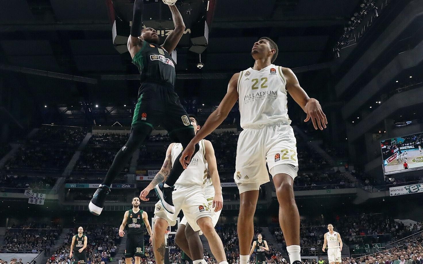 Deshaun Thomas (Panathinaikos) palli korvi toimetamas