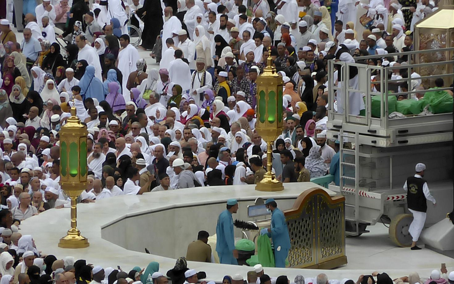 Puhastustööd Meka Suures mošees Kaaba templi juures, mille ümber liiguvad palverännakule tulnud islamiusulised.