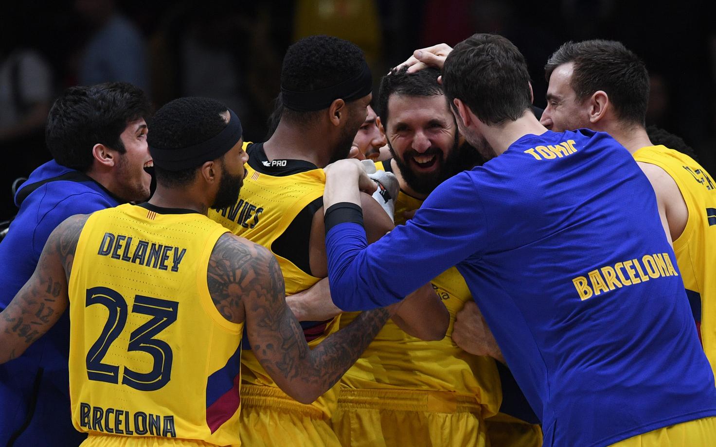 Barcelona mängijad Nikola Mirotici võiduviset tähistamas