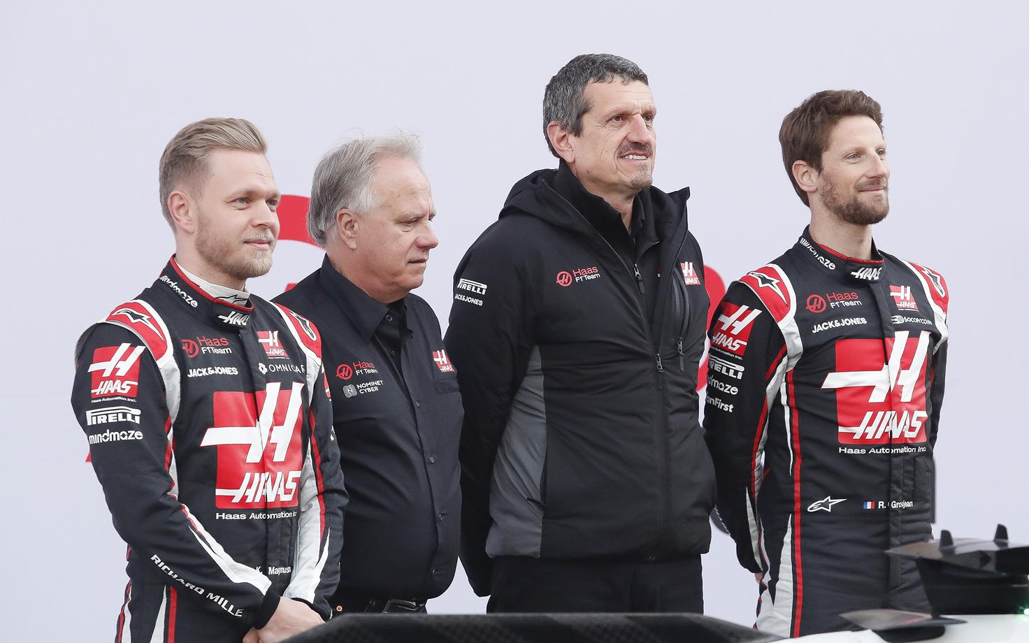 Haasi F1 võistkond: vasakult Kevin Magnussen, omanik Gene Haas, tiimipealik Günther Steiner ning Romain Grosjean