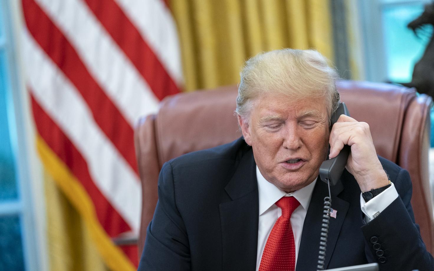 USA president Donald Trump telefoniga rääkimas.