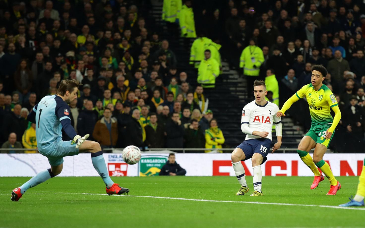 Penaltiekspert Tim Krul väravat kaitsmas