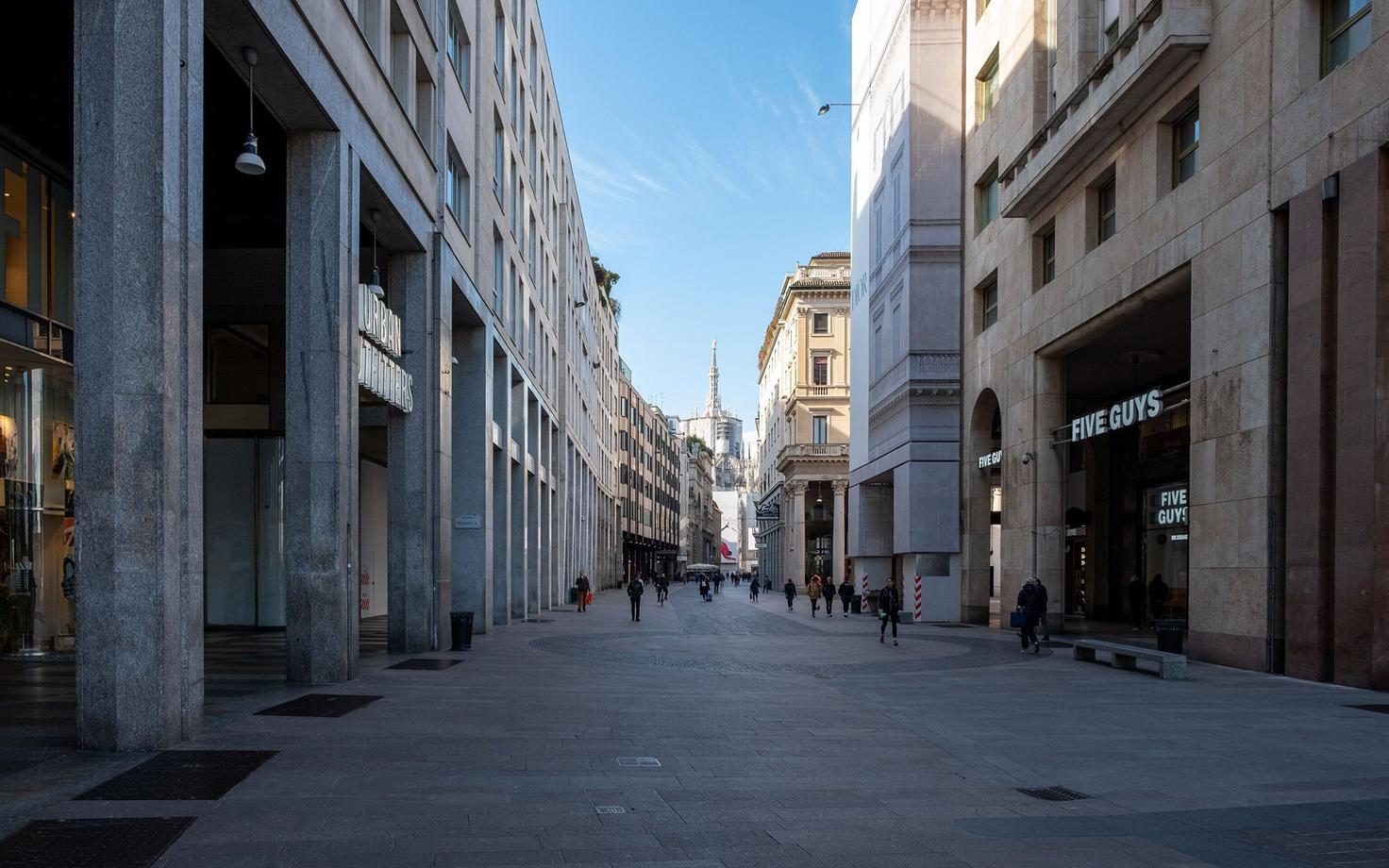 Inimestest tühi Milano kesklinna tänav.
