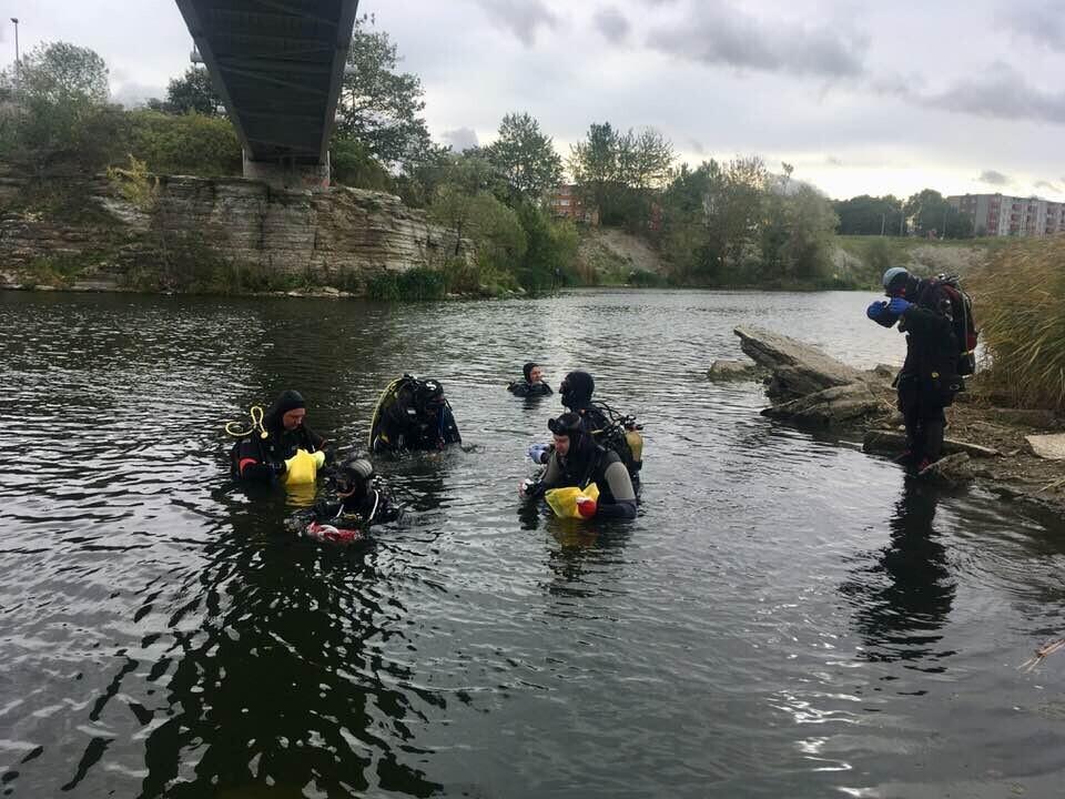 Водолазы в карьере Паэ, где был найден труп.