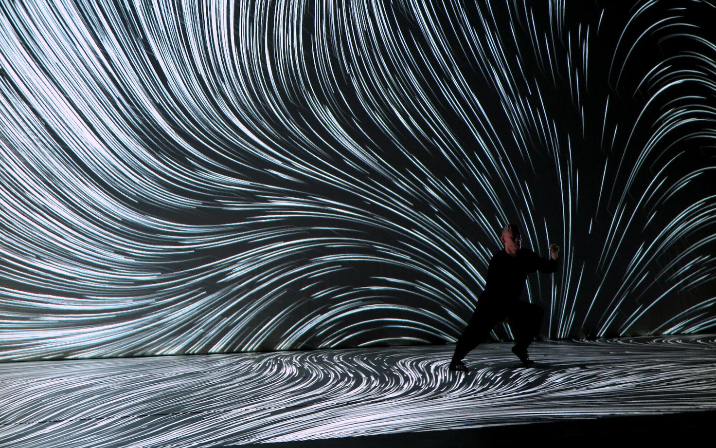Lavastusest Hiroaki Umeda „Intensional Particle“