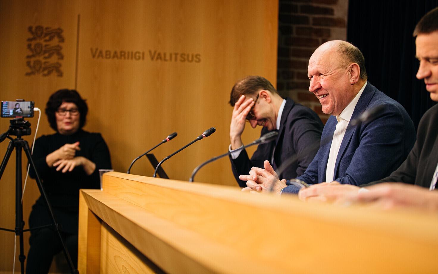 Valitsuse pressikonverents eriolukorrast, laua taga valitsuse kommunikatsioonijuht Urmas Seaver, EKRE juht Mart Helme ja peaminister Jüri Ratas