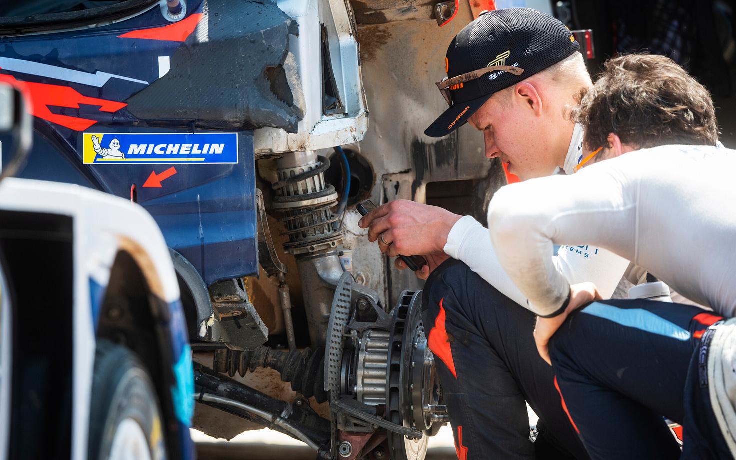 Ott Tänak koos Thierry Neuville'iga enda autot parandamas.