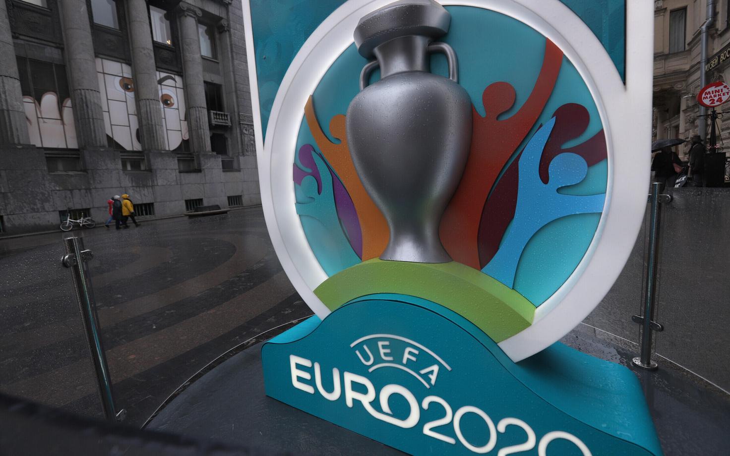 Логотип Евро-2020 на улицах Санкт-Петербурга.