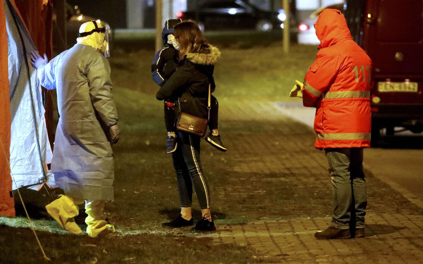 Пассажиры спецрейса парома Romantika в порту Риги.