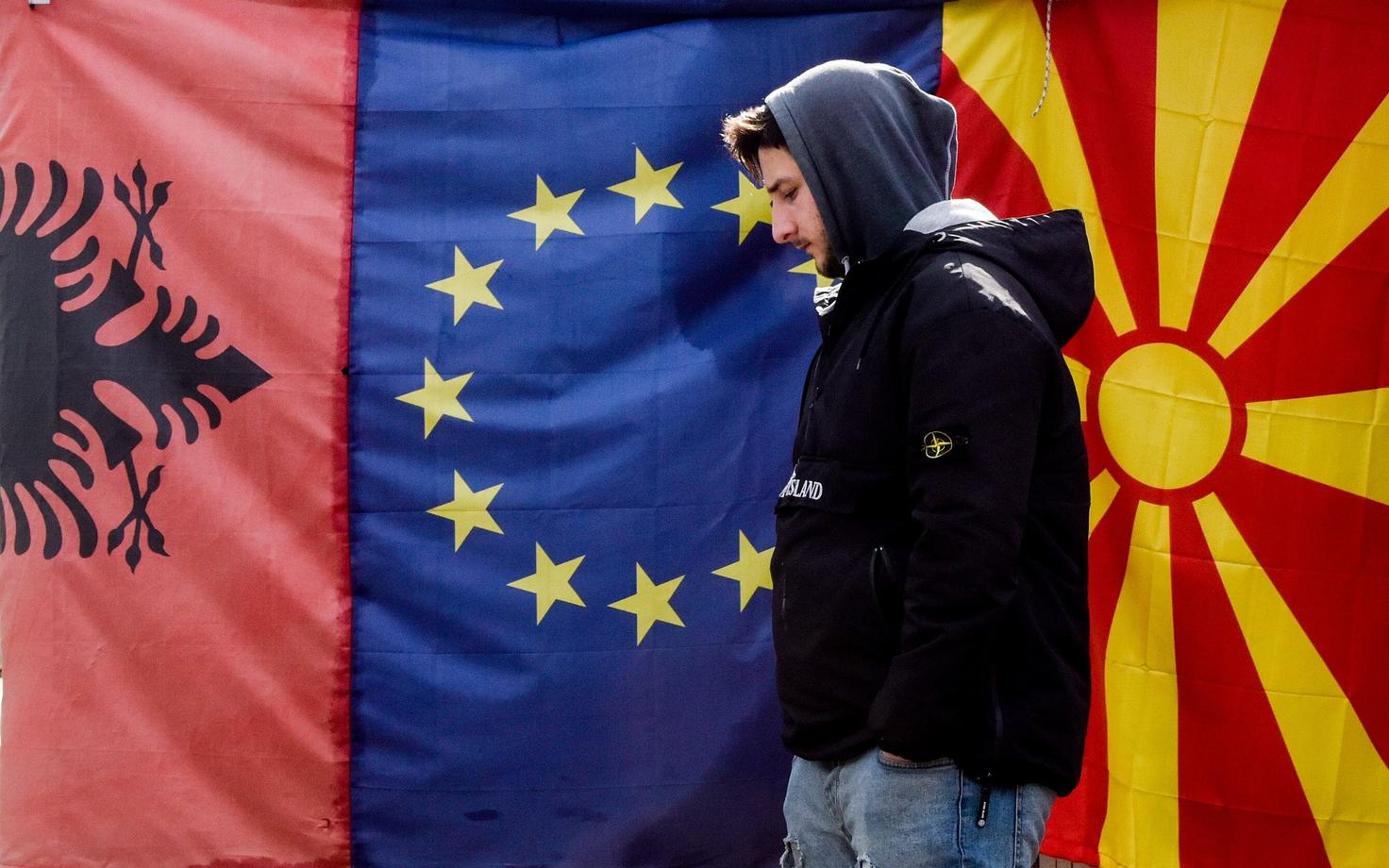 Albaania, Euroopa Liidu ja Põhja-Makedoonia lipp.
