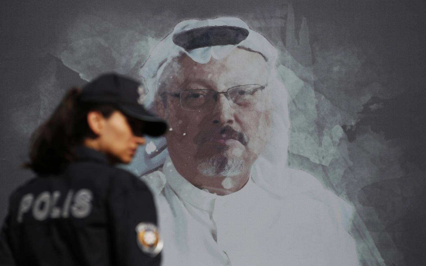 Türgi politseinik Khashoggi pildi juures.