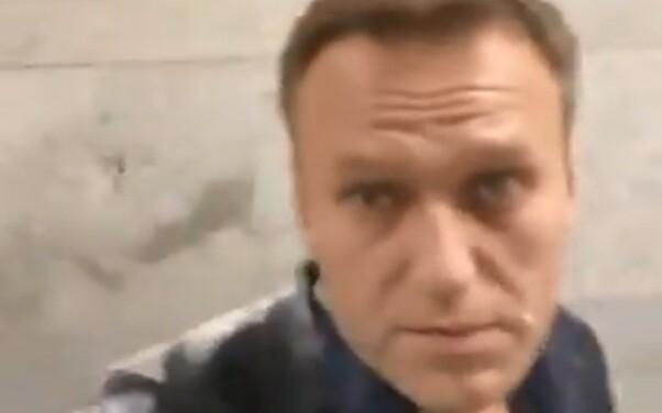 Aleksei Navalnõi pärast rünnakut videot tegemas.