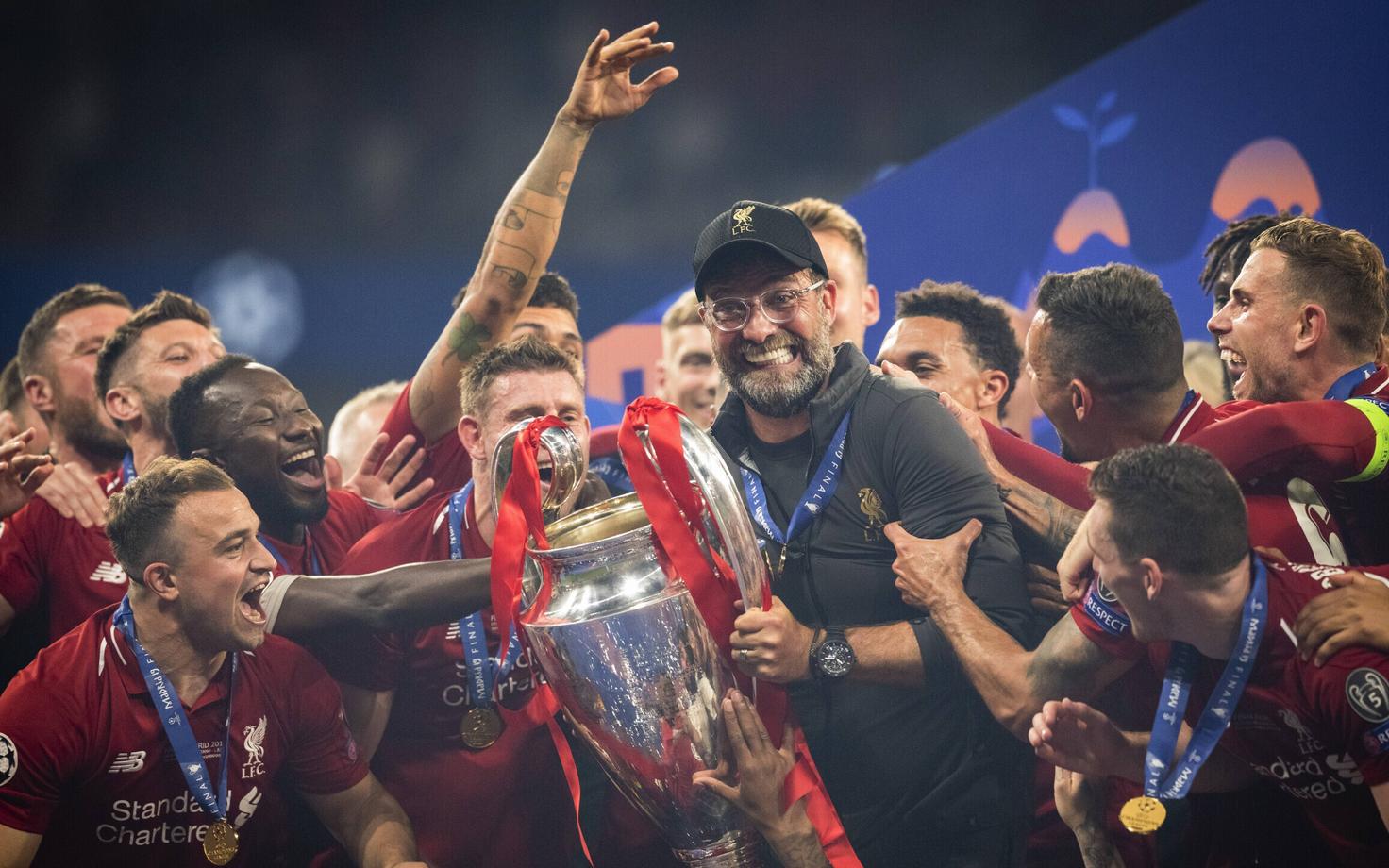 Jürgen Klopp ja Liverpooli mängijad Meistrite liiga karikaga.