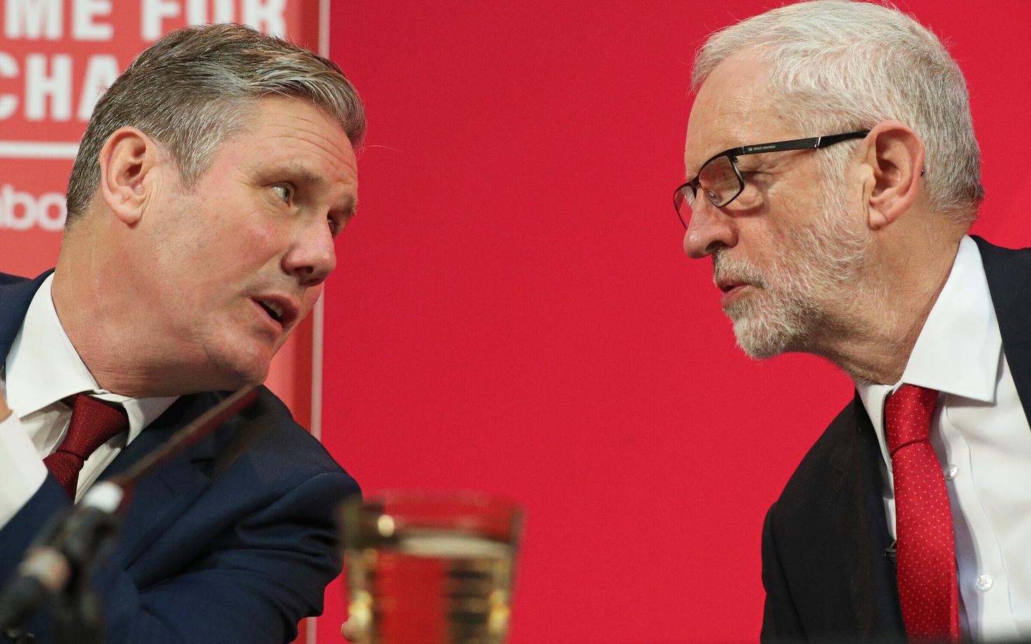 Briti leiboristide uus liider Keir Starmer (vasakul) ja eelmine liider Jeremy Corbyn.