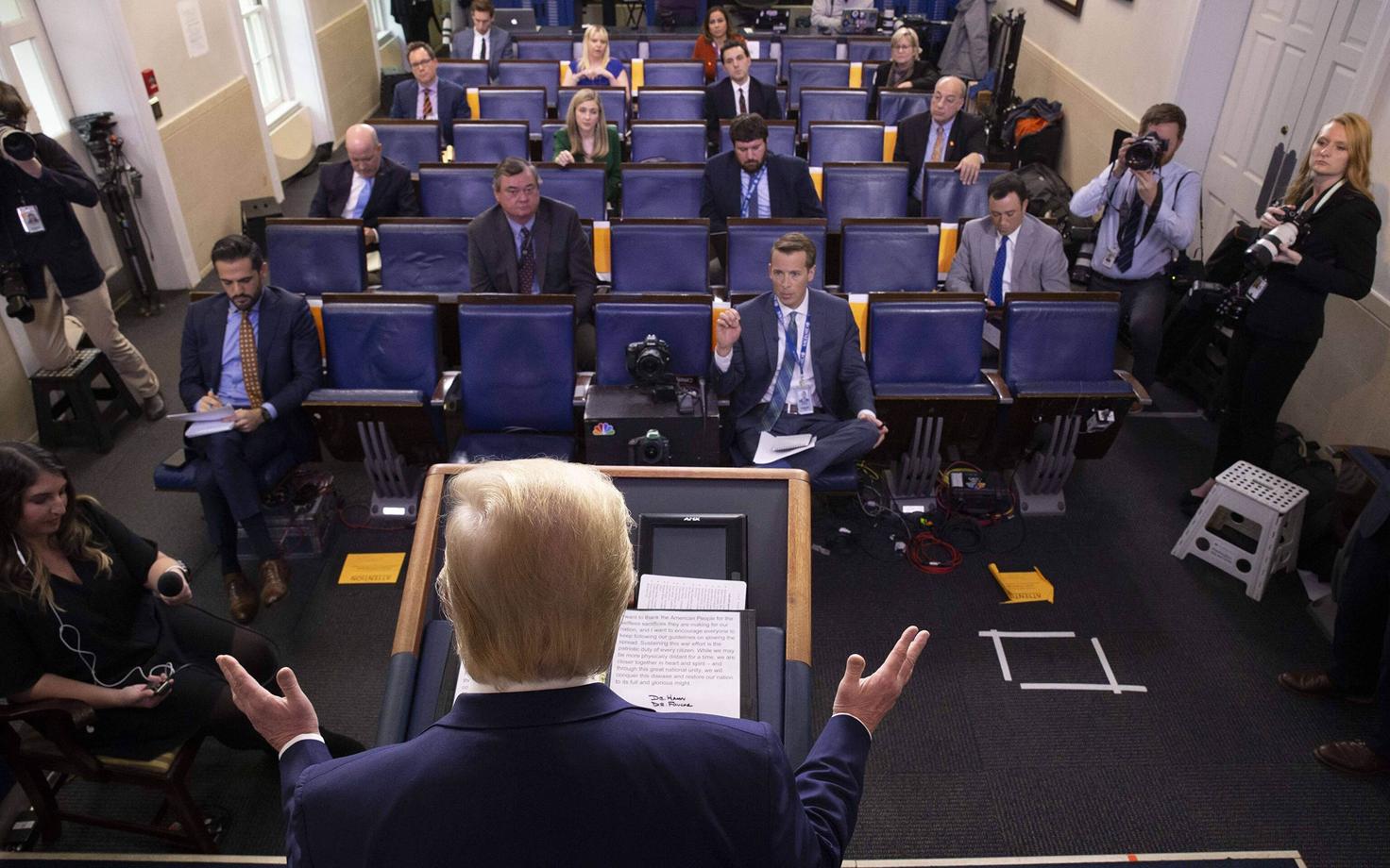 Ühendriikide president Donald Trump Valge Maja pressiruumis ajakirjanikele vastamas.
