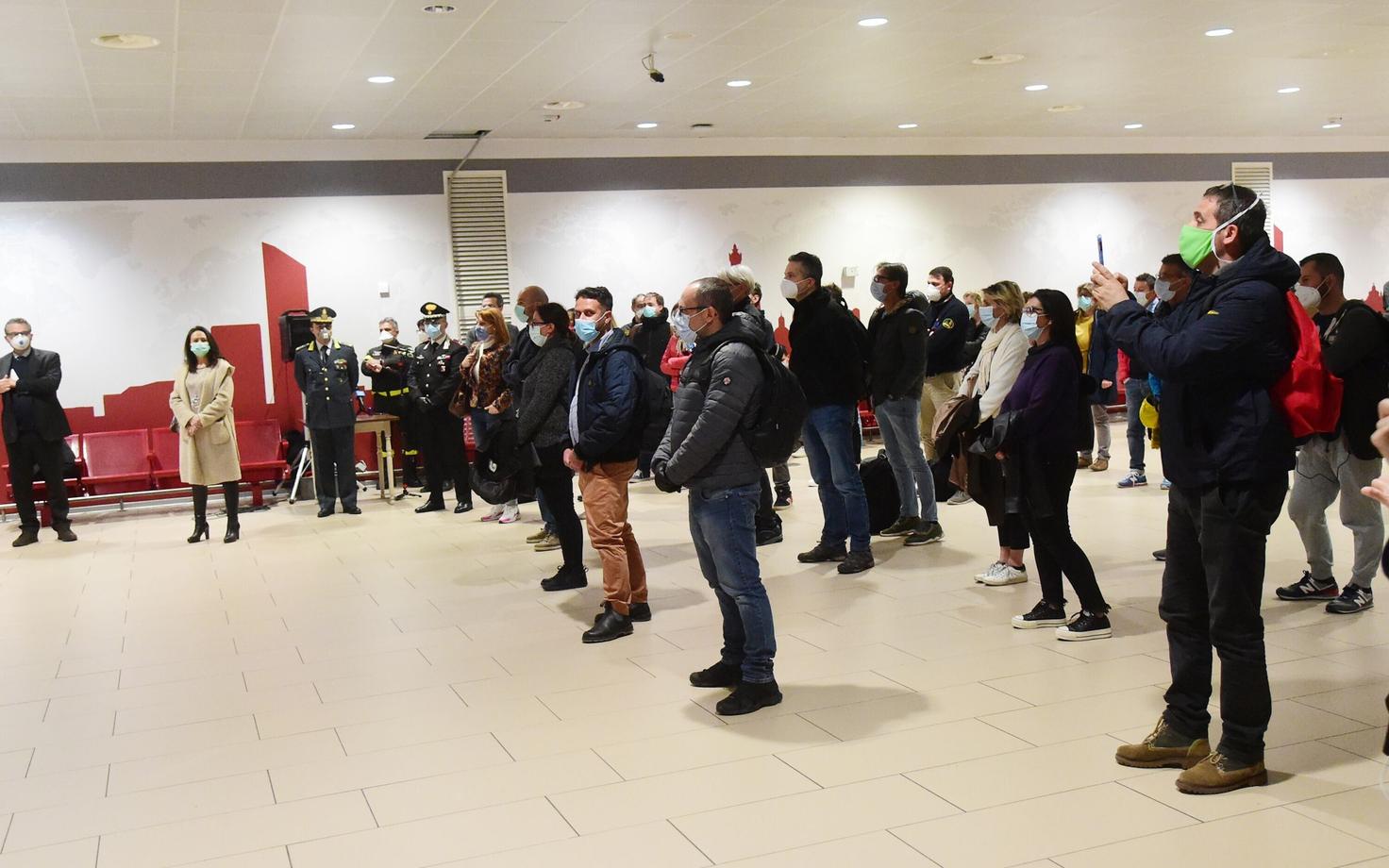 Vabatahtlikud medõed Bologna lennujaamas.