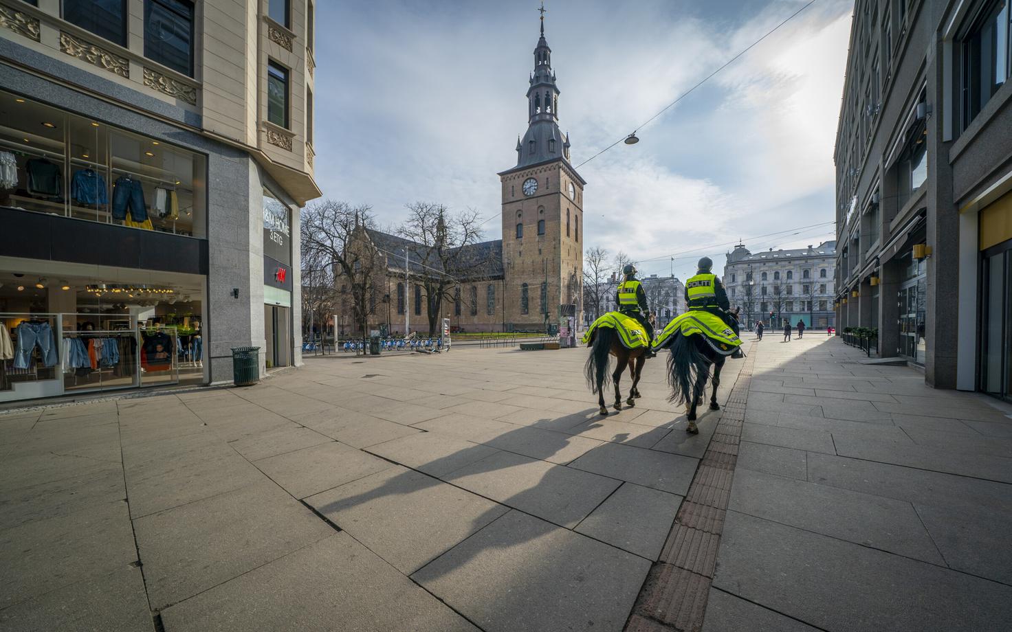 Ratsapolitsei Oslo tühjadel tänavatel patrullimas.