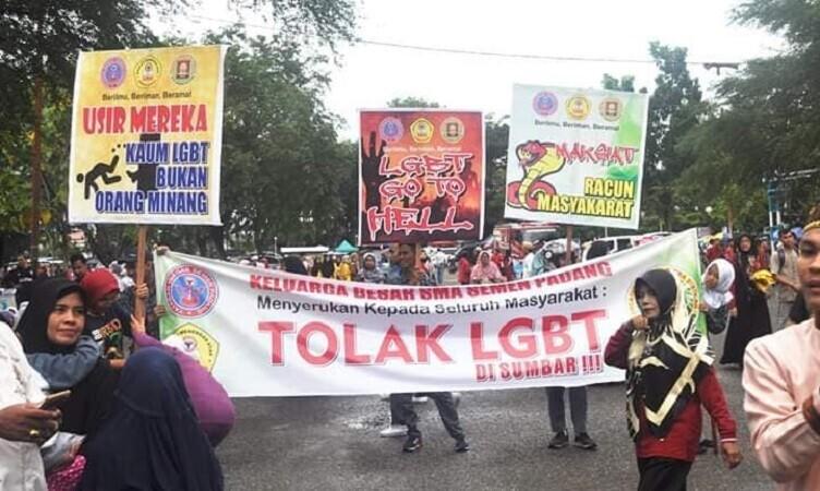 Seksuaal- ja soovähemuste vastane protest Indoneesias Padangis 2018. aasta novembris. Sõnumid plakatitel ütlevad, et LGBT inimesed pole toredad, LGBT käigu põrgusse, kogukonna mürk ja lükake LGBT tagasi.
