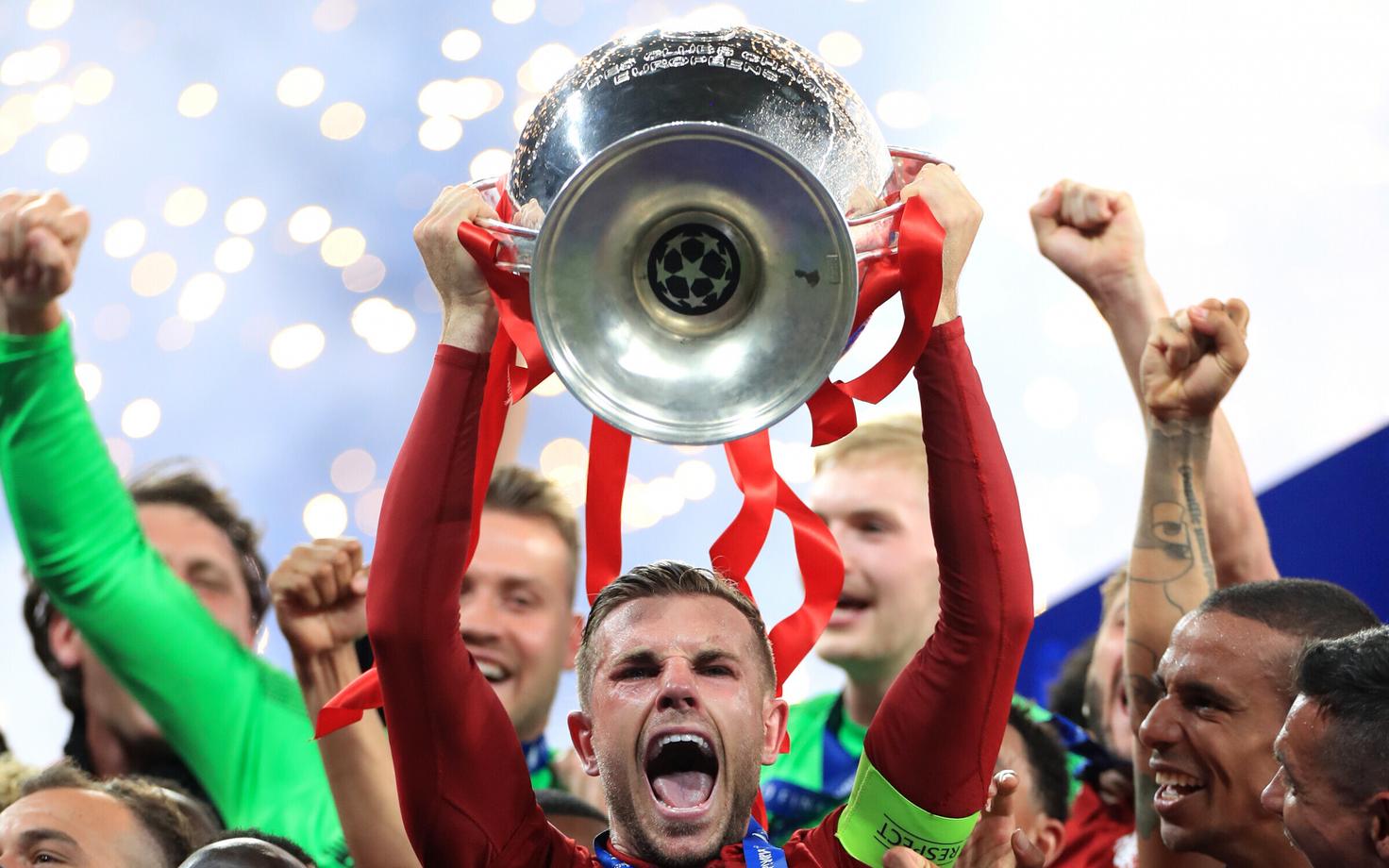 Meistrite liiga võidutrofee 2019. aasta võitja Liverpooli kapteni Jordan Hendersoni käes