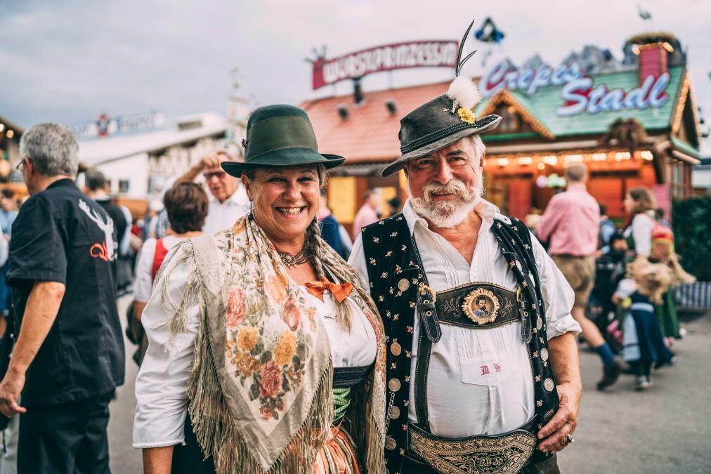 Traditsioonilises riietuses Oktoberfesti külastajad
