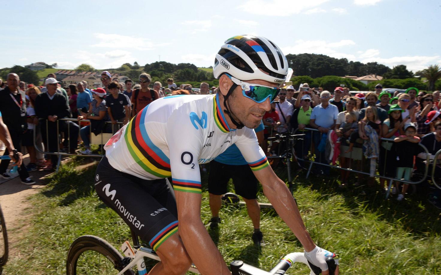 Alejandro Valverde 2019. aastal maailmameistri särgis sõitmas