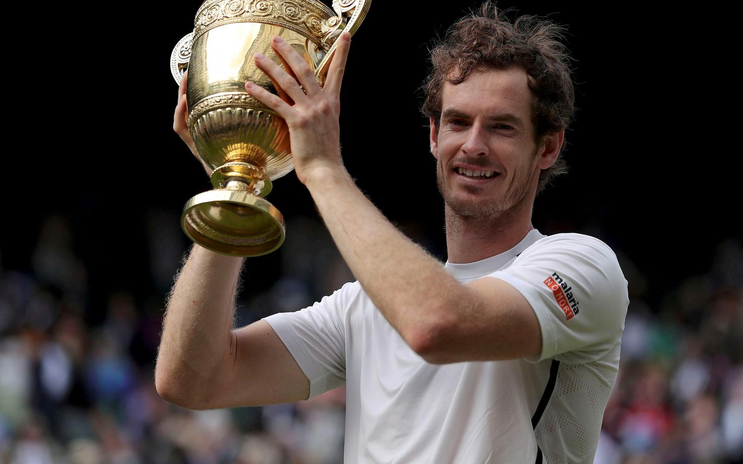 Andy Murray Wimbledoni võidutrofeega