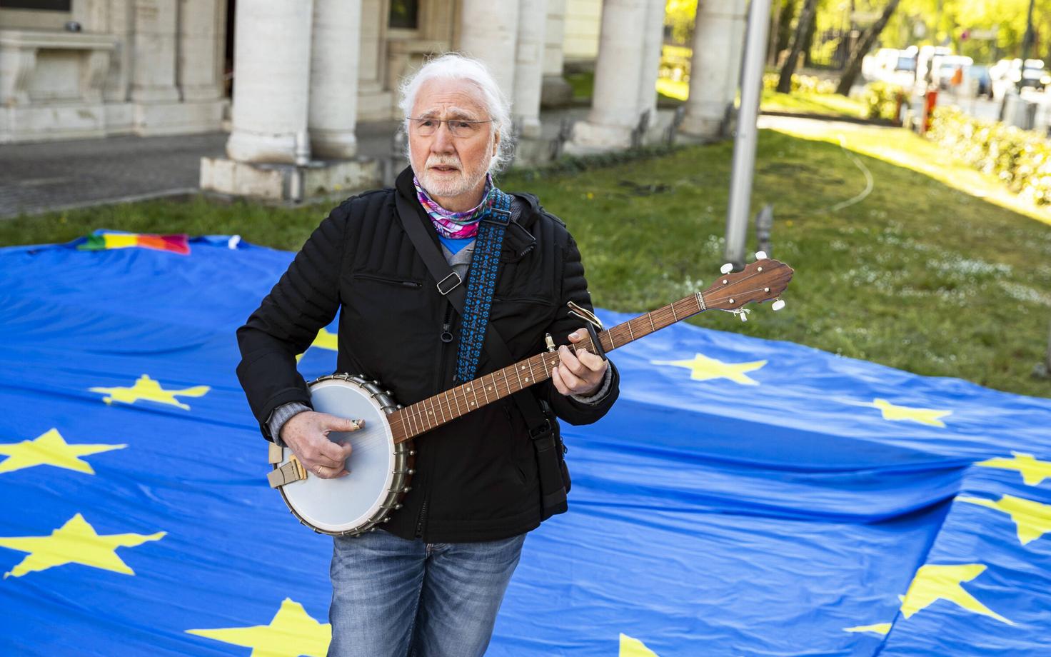 Saksa muusik Bert mängib bändžot koroonast räsitud Itaalia toetuseks korraldatud tuluüritusel Euroopa lipüu taustal.