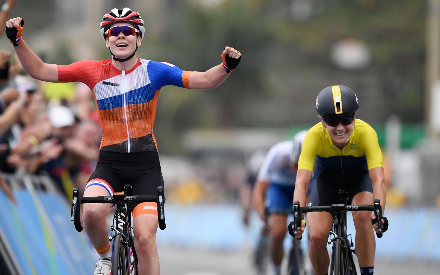 Anna van der Breggen (vasakul) võidutsemas Rio de Janeiro olümpiamängudel