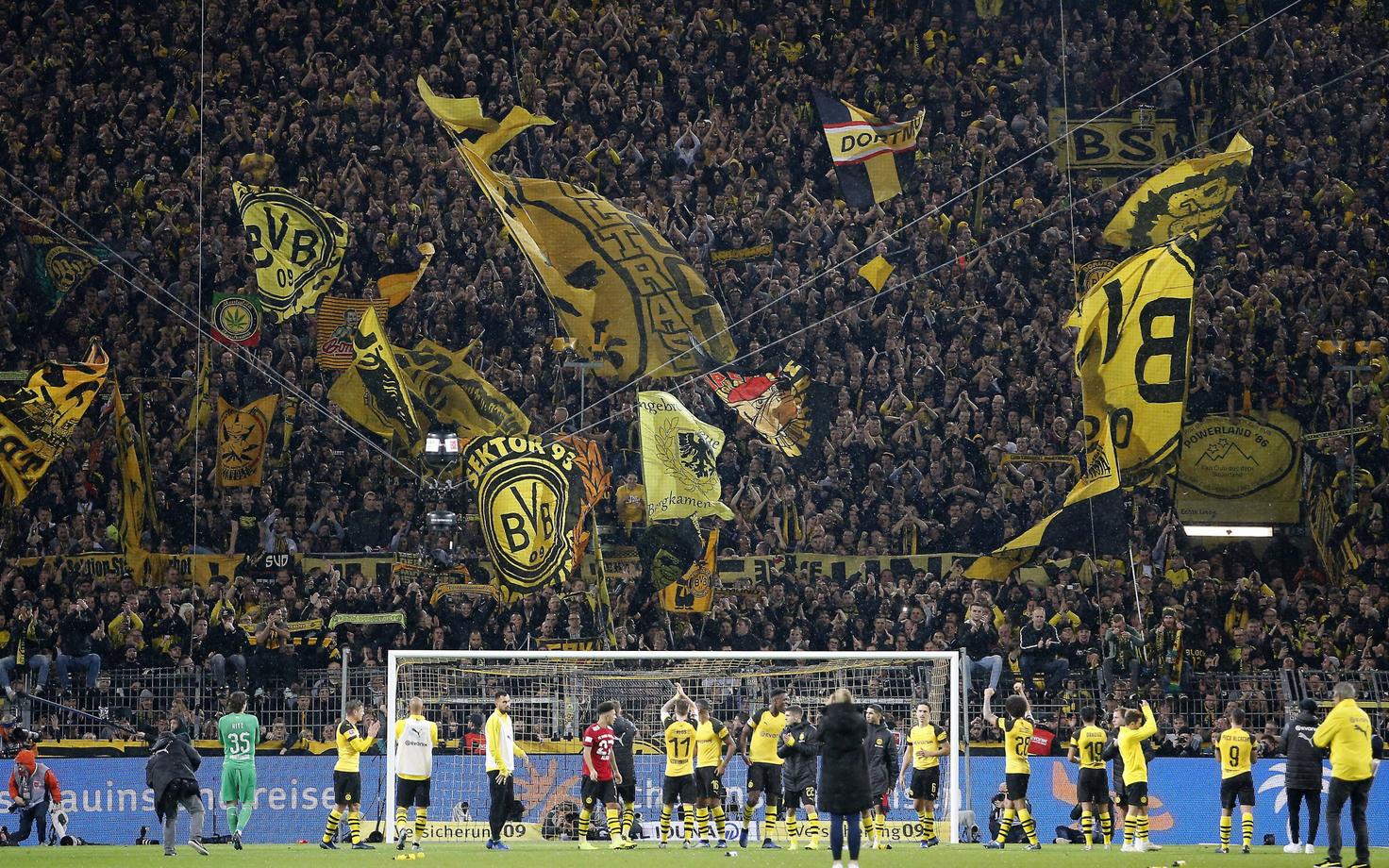 Dortmundi Borussia tänamas oma fänne. See hooaeg tuleb ilmselt lõpetada pealtvaatajate toeta