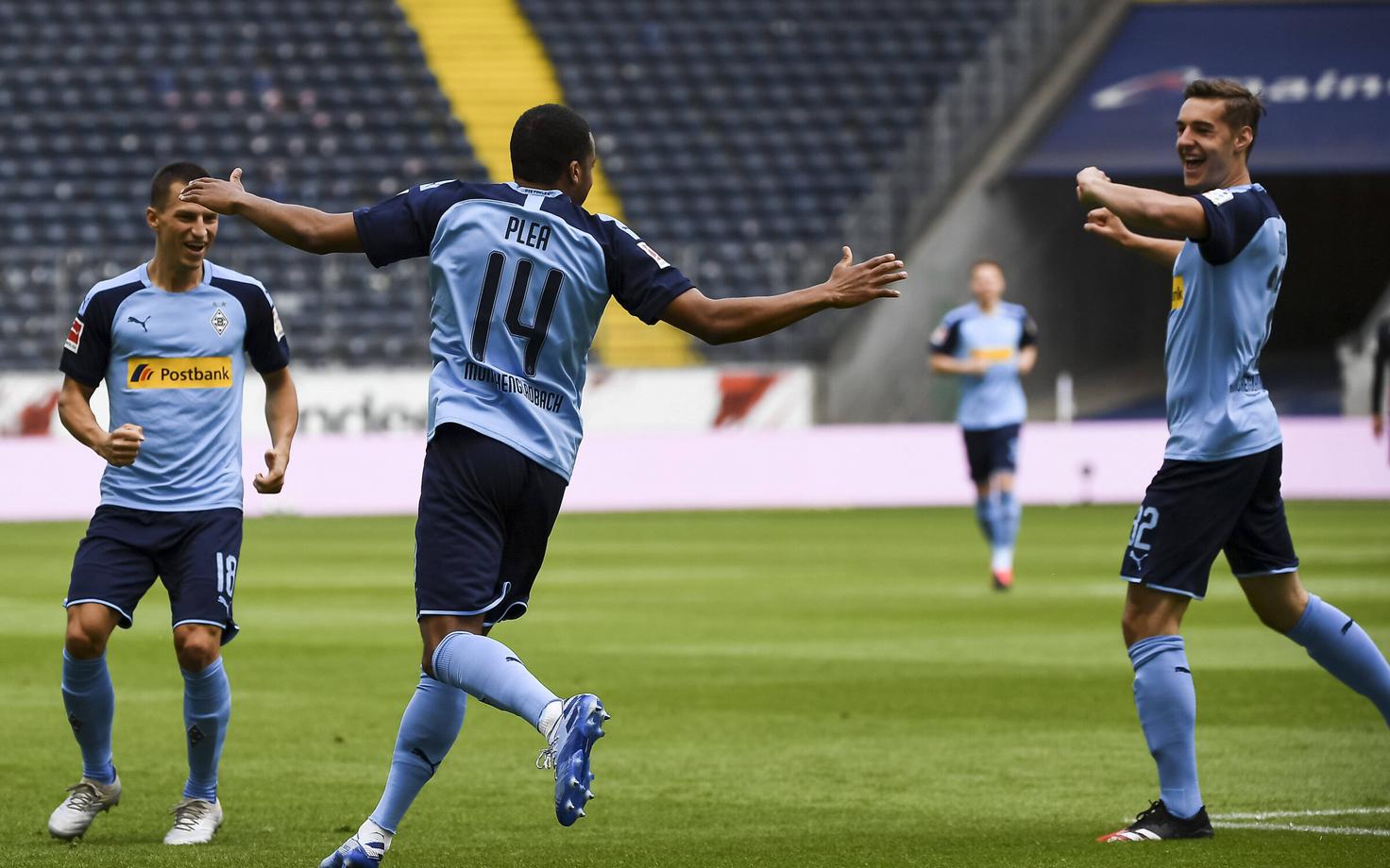 Alassane Plea tähistamas esimesel minutil löödud väravat