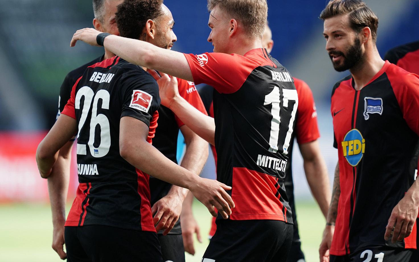 Hertha mängijad väravat tähistamas