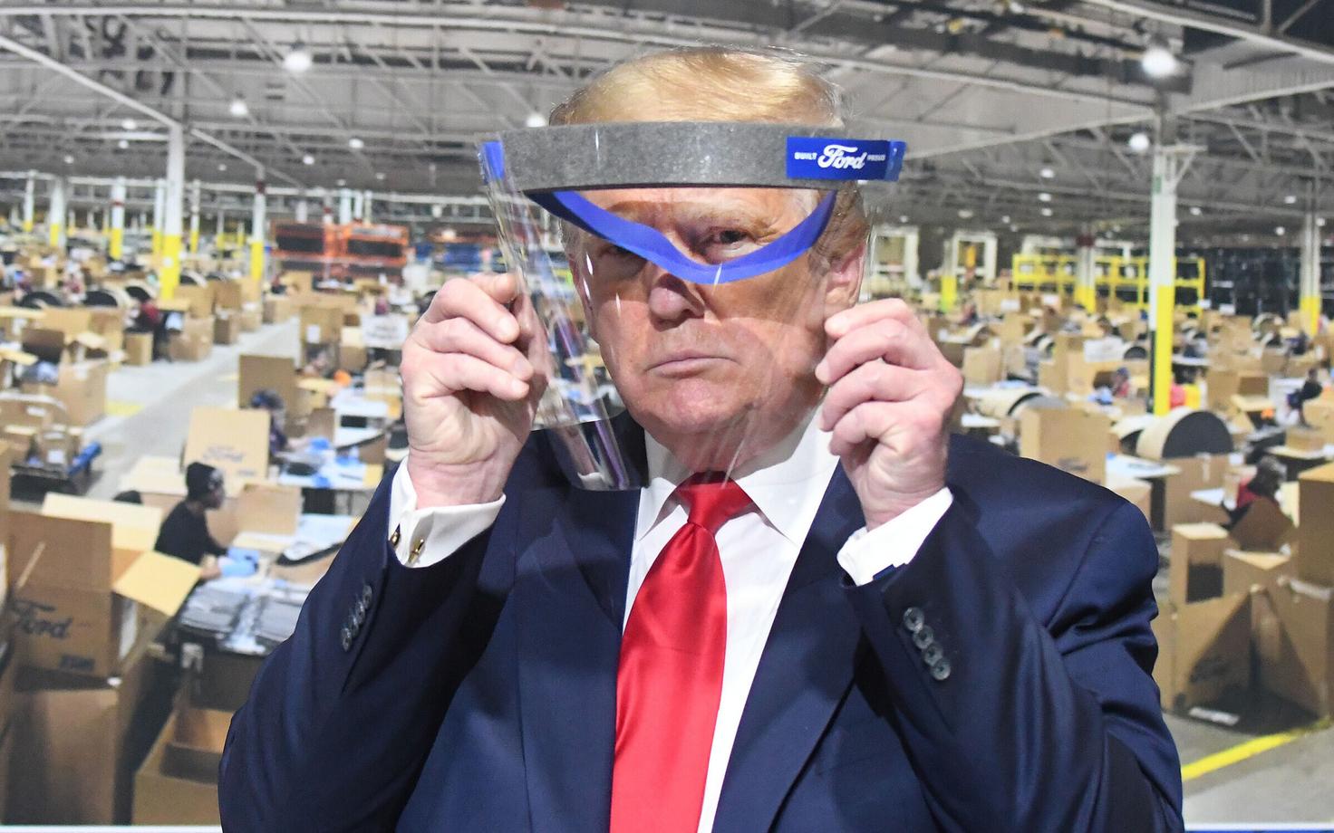 USA president Donald Trump Michigani kaitsevahendite tehast külastades.