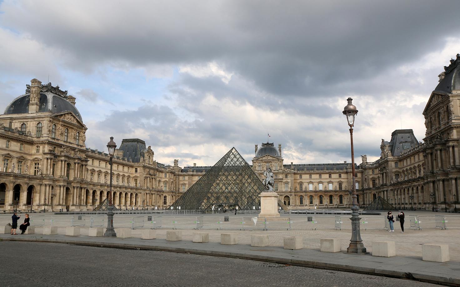 Louvre'i muuseum Pariisis