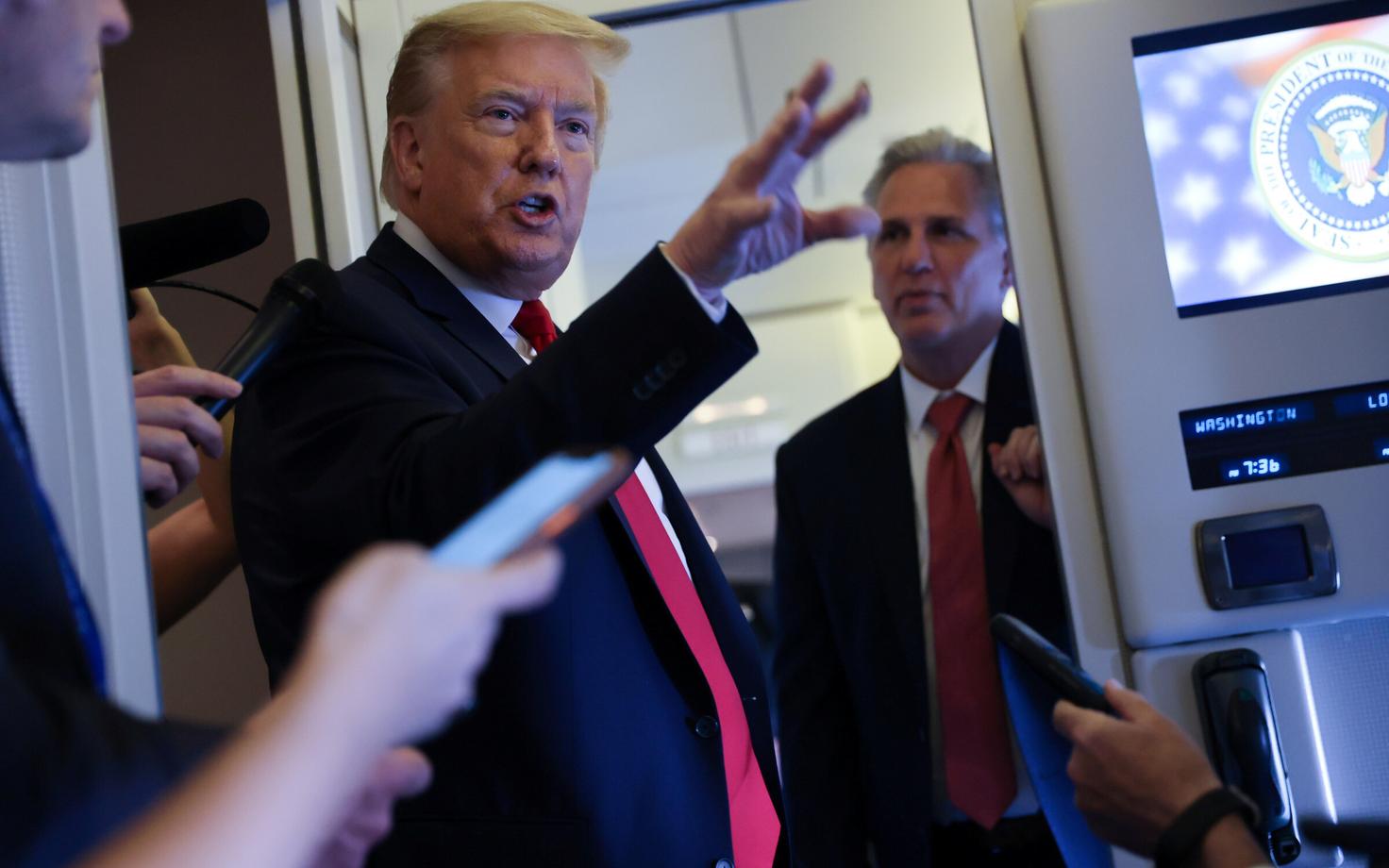 Trump rääkimas reporteritega Air Force One'i pardal.