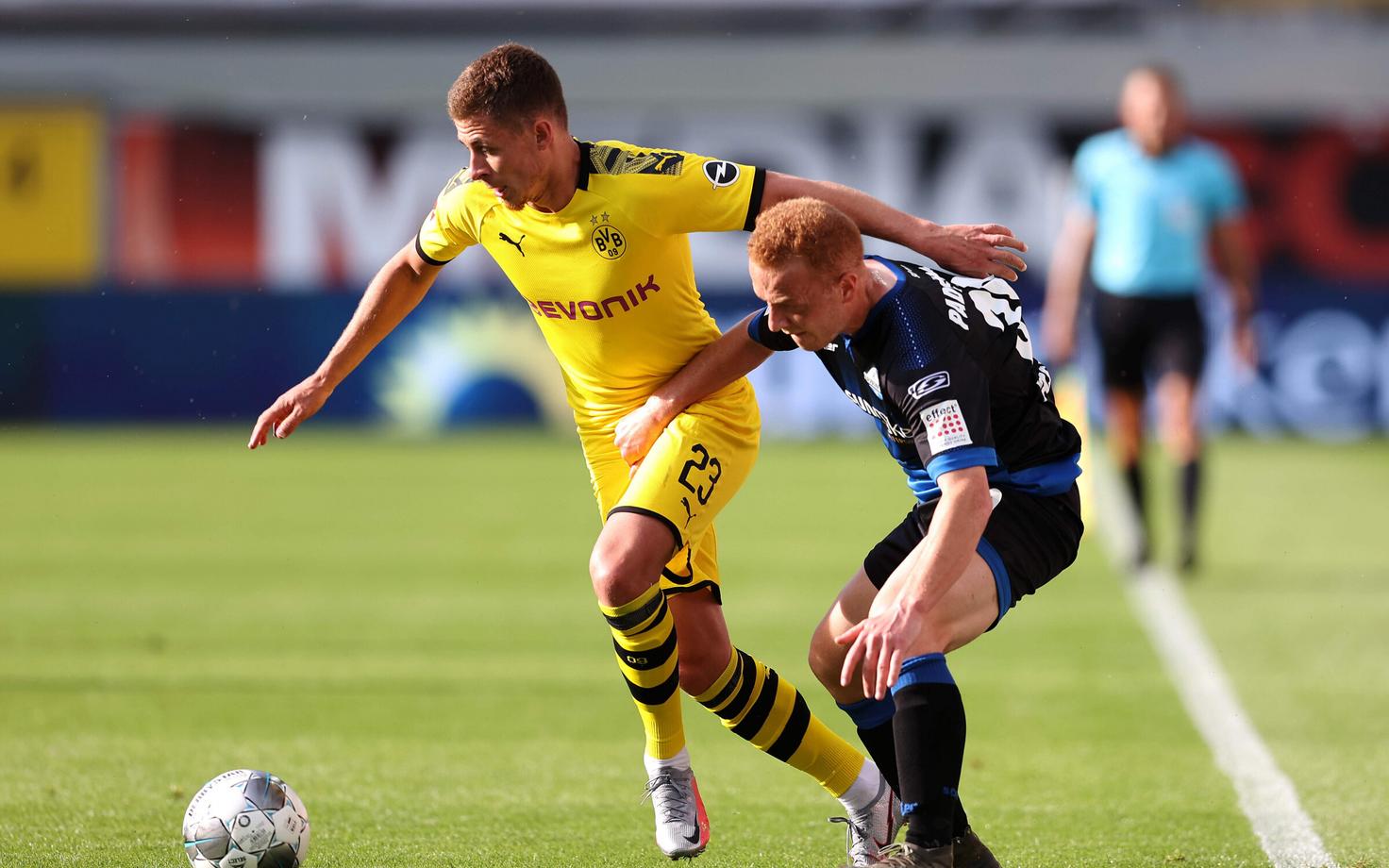 Thorgan Hazard (vasakul) lõi 54. mänguminutil Dortmundi Borussia avavärava
