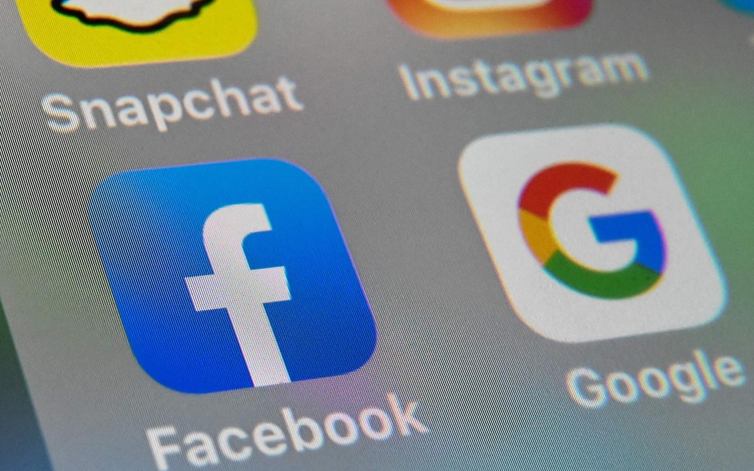 Google ja Facebooki ikoonid telefoniekraanil.