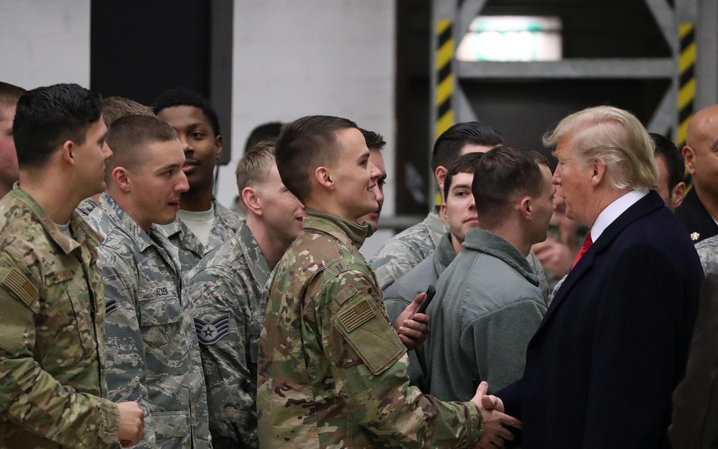 Президент США приветствует находящихся в Германии американских военносулжащих. Фото 2018 года.