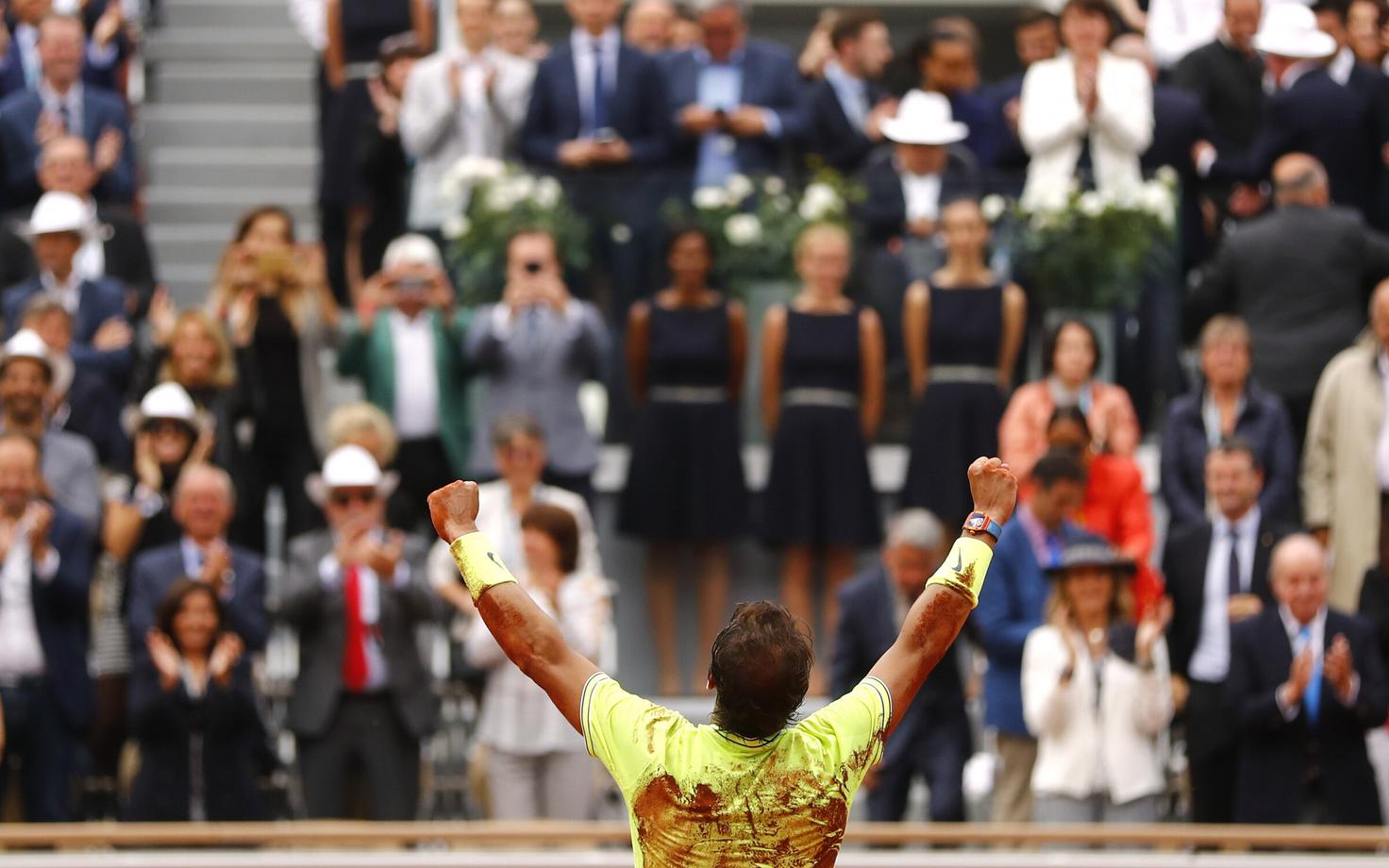 Rafael Nadal Prantsusmaa lahtistel võidutsemas fännide ees