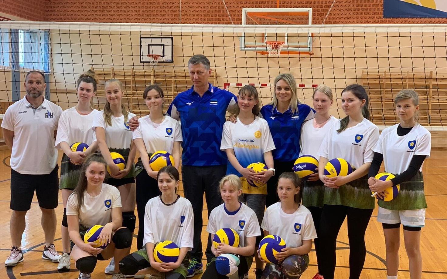 Iisaku võrkpallitüdrukud, Andrei Ojamets, Julija Mõnnakmäe ja Jaanus Liivak.