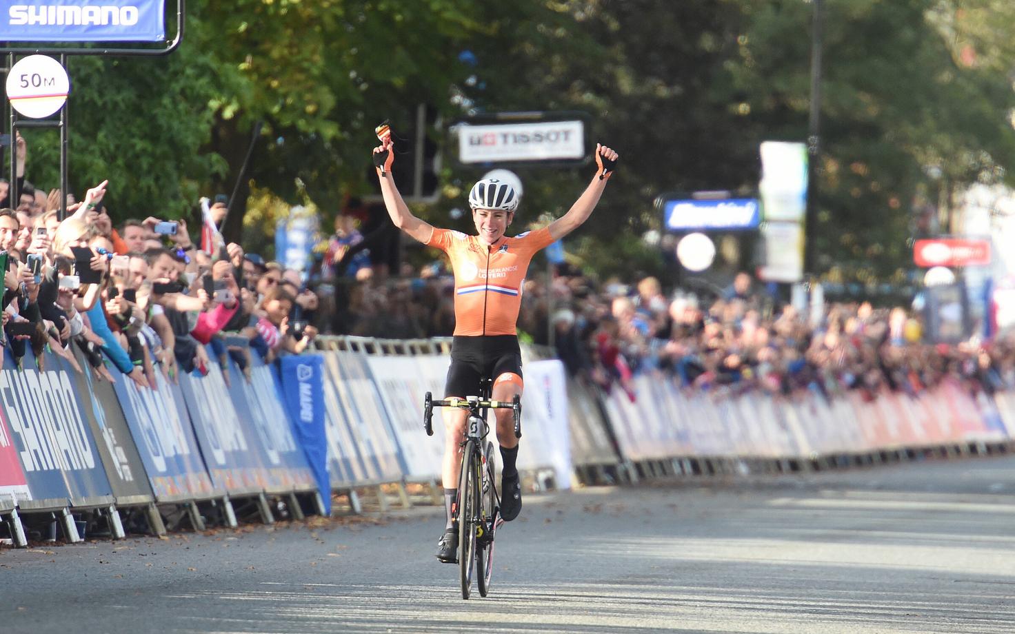 Annemiek van Vleuten võitmas grupisõidu MM-kulda