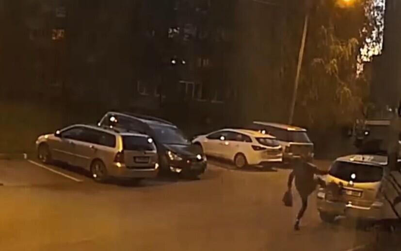 Девушка несколько раз ударила ногой автомобиль.