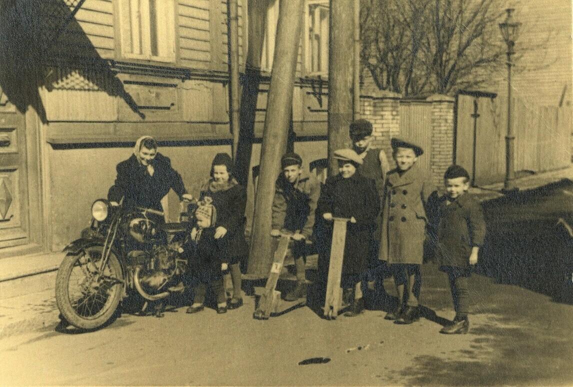Fotol Kalju tänava lapsed Kalju tänav 4 maja ees.