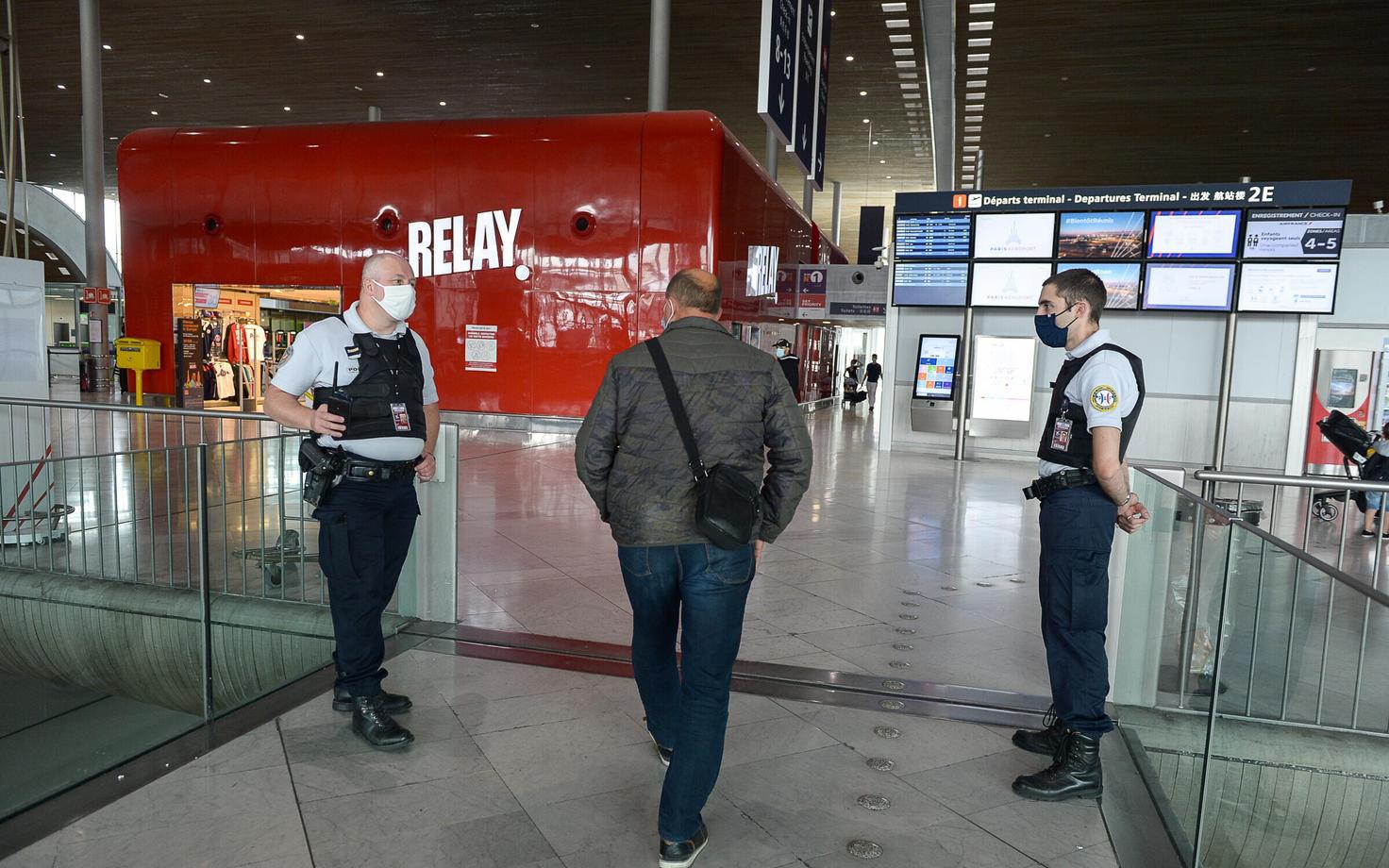 Üksik reisija Pariisi Charles de Gaulle'i lennujaamas.