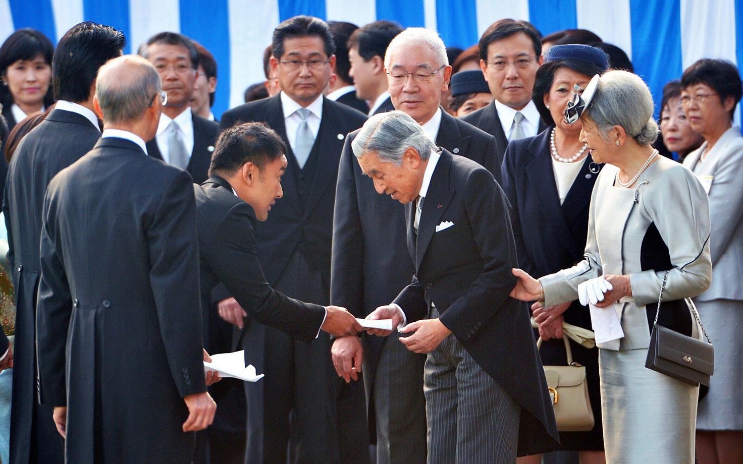 Taro Yamamoto ulatamas kirja Emperor Akihitole