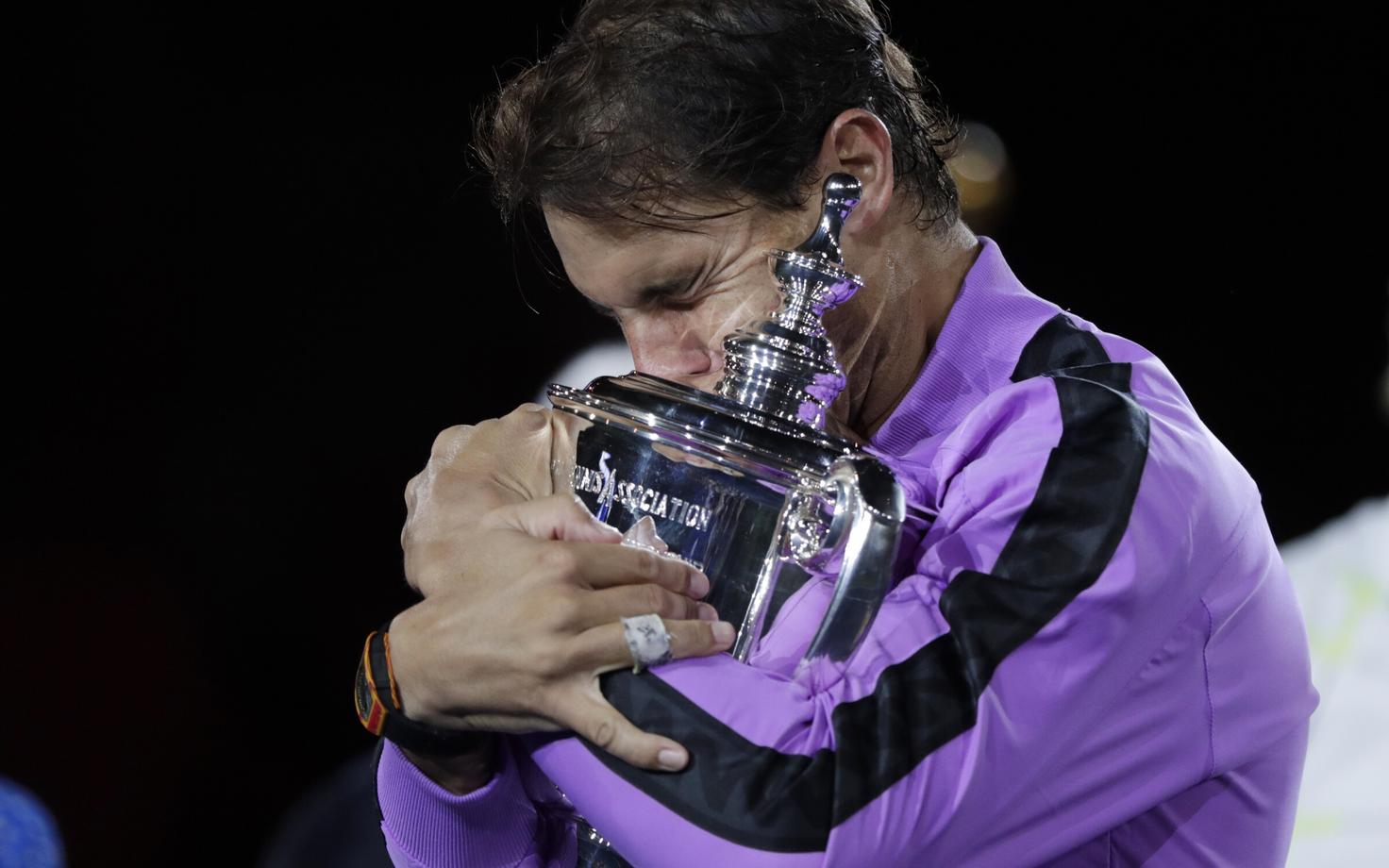 Tiitlikaitsja Rafael Nadal võidukarikaga