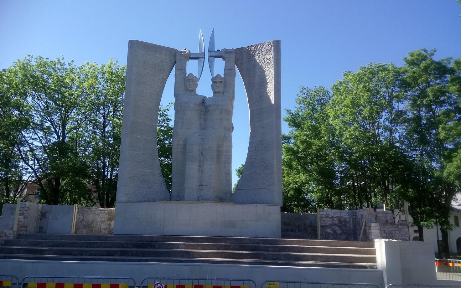 Летом в Кохтла-Ярве реновировали памятник и фонтан.
