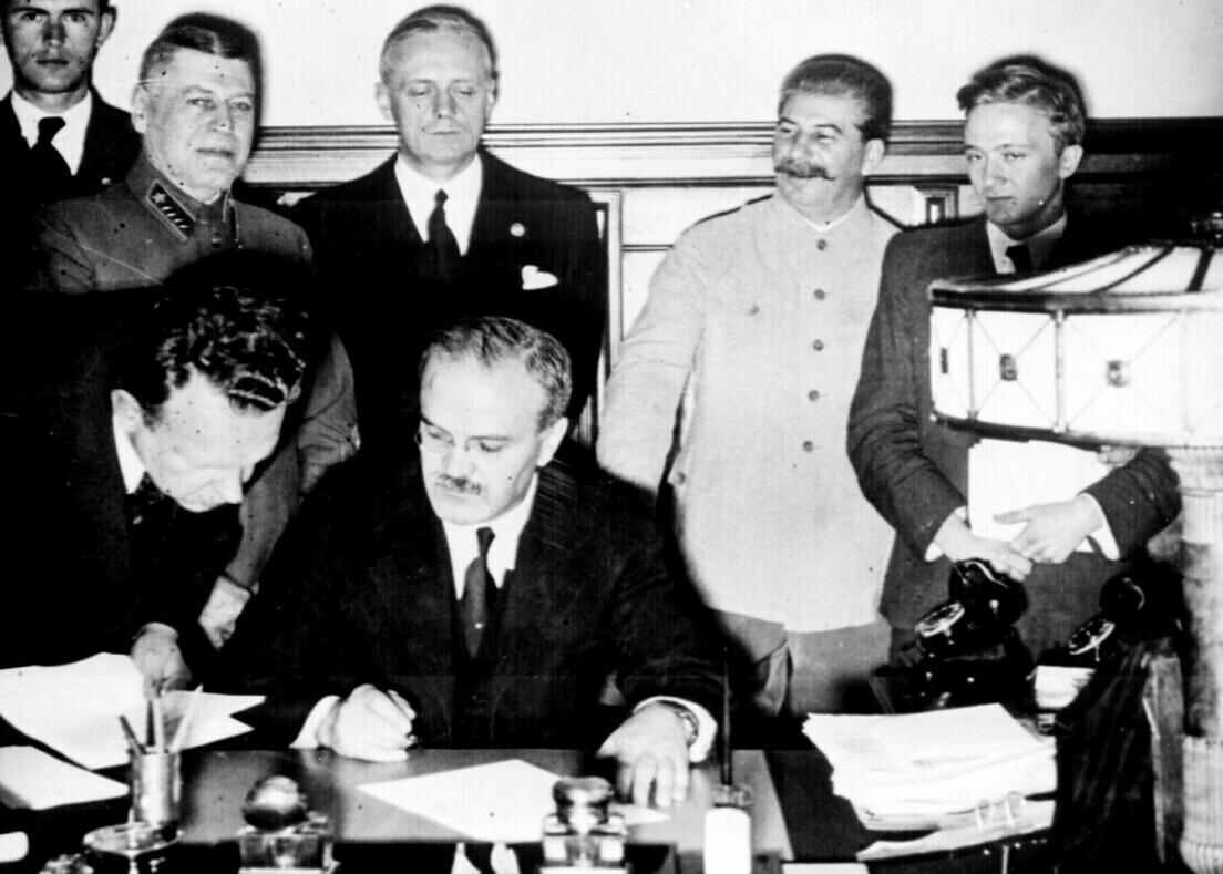 Подписание пакта Молотова-Риббентропа в Москве в 1939 году.