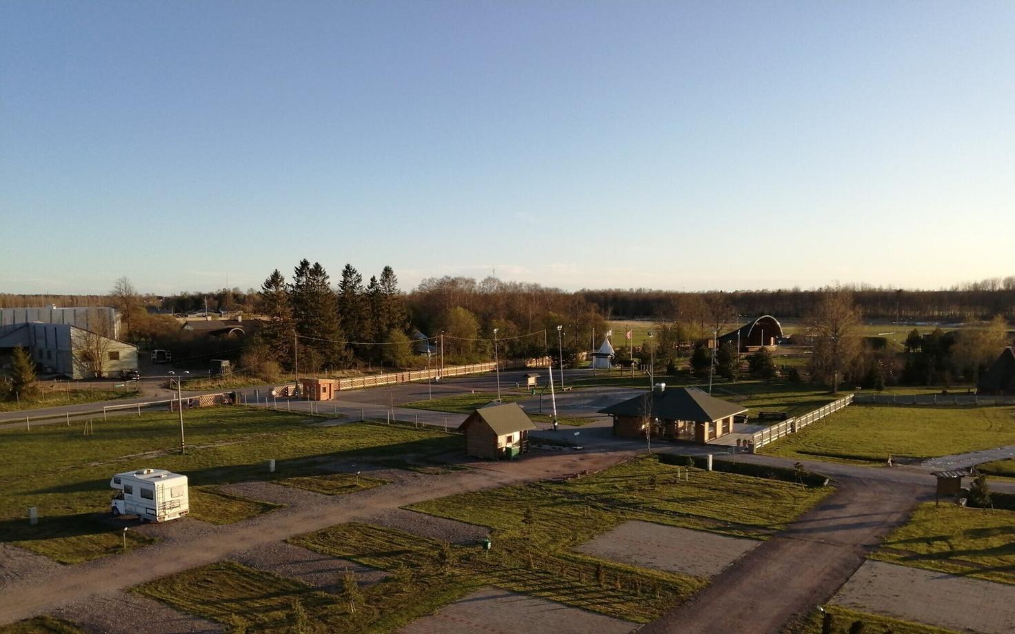 Vanamõisa karavanipark Saue külje all püüab suve kuidagi üle elada. Turiste tänavu ei ole ega paista ka tulevat.